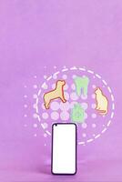 Clever Telefon umgeben durch Tier und Medizin Formen auf lila Hintergrund. Veterinär online Konzept. foto