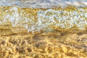 abstrakt Natur Hintergrund Wasser Wellen im Sonnenlicht mit Kopieren Raum. foto