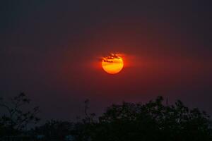 das Sonne Rahmen Über das Horizont foto