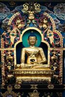 ein golden Buddha Statue im ein Blau und Gold Zimmer foto