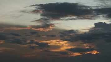 golden Wolken im das Abend Tag mit Sonnenuntergänge foto