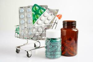 Einkaufen Wagen mit Blase Pille und Kapsel von Droge Verschreibung, Apotheke zum Behandlung Gesundheit Medizin. foto