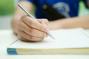 asiatisch Teenager Schüler schreiben Hausaufgaben, Studie Lektion zum Prüfung online Lernen Bildung. foto