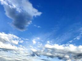 brillant Blau Himmel mit fegen Kumulus Wolken foto