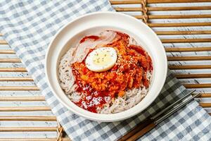 kodarinaengmyeon, Koreanisch kalt Buchweizen Nudeln mit halbgetrocknet pollak Essen foto