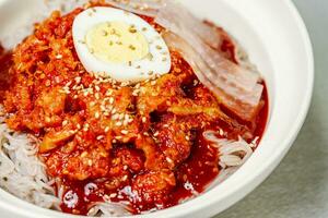 kodarinaengmyeon, Koreanisch kalt Buchweizen Nudeln mit halbgetrocknet pollak Essen foto