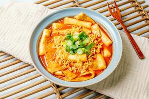 Rabokki, Koreanisch Stil gebraten sofortig Nudel, diese Gericht ist tteokbokki mit Ramen Nudeln. tteokbokki ist ein würzig Gericht gemacht mit Reis Kuchen, Gemüse, und Fisch Kuchen foto