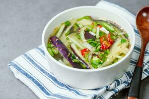 oinaengguk, Koreanisch gekühlt Gurke Suppe, bereit mit Julienne, gewürzt Gurke im ein cool Brühe gemacht mit Soja Soße, Knoblauch, und Essig. es ist ein Beliebt Sommer- Gericht. foto