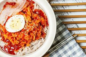 kodarinaengmyeon, Koreanisch kalt Buchweizen Nudeln mit halbgetrocknet pollak Essen foto