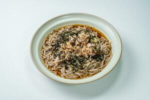 Koreanisch Essen naengmemilguksu, ein Winter Delikatesse, diese Buchweizen Nudel Gericht ist serviert im ein kalt Huhn- oder auf Rindfleischbasis Brühe und gekrönt mit kalt Scheiben von Rindfleisch und Ei wie ein Garnierung. foto