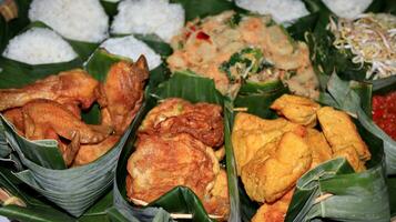 indonesisch verschiedene Essen zum das Erntedankfest. indonesisch Anruf es nasi berkat foto