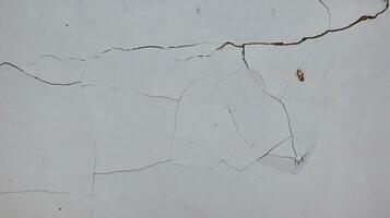 Zementmauer einstürzen. rissige alte Betonmauer. gefährliche, beschädigte Gebäudestruktur. foto