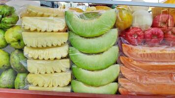 Obst Rujak Wagen durch Straße Anbieter. Rujak Obst oder traditionell Obst Salat von Indonesien foto