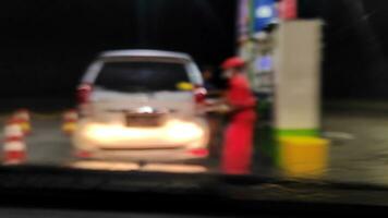 verschwommen Bild Prozess von Auftanken Autos durch Offiziere beim Öffentlichkeit Gas Stationen foto