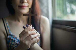 Frauenhand mit Kreuz .Konzept der Hoffnung, des Glaubens, des Christentums, der Religion, der Kirche online. foto