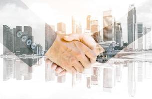 Handshake mit Stadtbild-Hintergrund foto