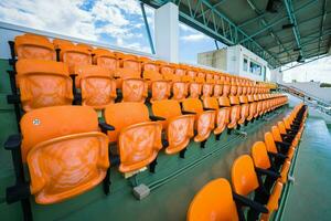 Orange leeren Sitz von Innen- Stadion. foto