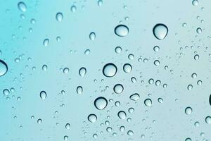 Wasser fallen Blau Himmel auf Glas Spiegel Hintergrund. foto