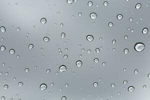 regnerisch Wasser fallen auf Glas Spiegel Hintergrund. foto