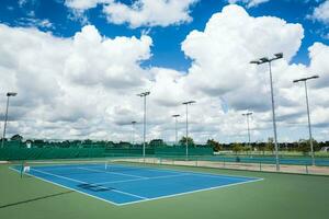 Tennis Gericht draussen zum Ausbildung und Wettbewerb. foto