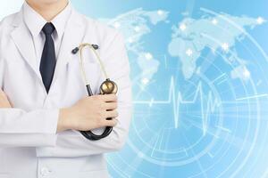 Arzt Mann Buchung und halten Stethoskop auf global Netzwerk Hintergrund. foto