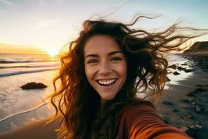 schönes Surfermädchen am Strand foto