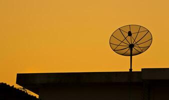 Satellit auf Sonnenuntergang. foto