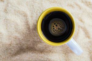 Kaffee Latté mit ein Tasse auf Zucker Hintergrund. foto