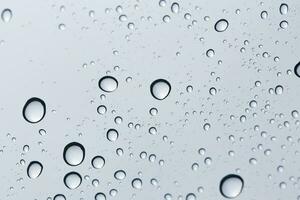 Wasser fallen auf Glas Spiegel Hintergrund. foto