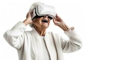ein älter Frau tragen ein Weiß Sweatshirt und Aufpassen virtuell Wirklichkeit Headset foto