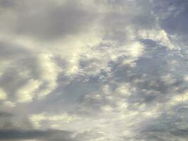 schwarz grau Wolken bilden verursachen Regen, und saisonal Stürme. das Regen Wolken Das wurden gebildet verursacht ein Gewitter. zum Wetter Prognostiker Berichterstattung das Wetter im das regnerisch Jahreszeit oder stürmisch Jahreszeit. foto