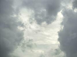 schwarz grau Wolken bilden verursachen Regen, und saisonal Stürme. das Regen Wolken Das wurden gebildet verursacht ein Gewitter. zum Wetter Prognostiker Berichterstattung das Wetter im das regnerisch Jahreszeit oder stürmisch Jahreszeit. foto