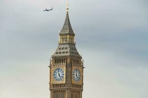 schön niedrig Winkel Aussicht von historisch groß ben Uhr Turm von Fluss Themse und London Auge, Westminster zentral London, England großartig Großbritannien, Vereinigtes Königreich. Bild gefangen während wolkig Tag von August 2., 2023 foto