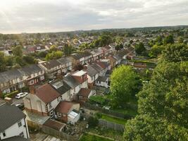 hoch Winkel Aussicht von Luton Stadt und Wohn Bezirk. Antenne Aussicht von gefangen mit Drohnen Kamera auf Juli 23., 2023. England, Vereinigtes Königreich foto