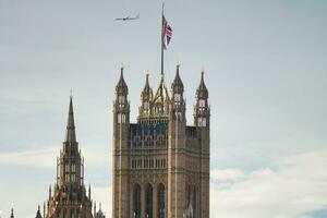 schön niedrig Winkel Aussicht von historisch groß ben Uhr Turm von Fluss Themse und London Auge, Westminster zentral London, England großartig Großbritannien, Vereinigtes Königreich. Bild gefangen während wolkig Tag von August 2., 2023 foto