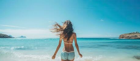 glücklich Frau Laufen zu das Ruhe Ozean Wasser während ein Bikini Strand Ferien ausströmend ein Gefühl von Freiheit und Glück diese hoch Qualität Foto Vitrinen ein