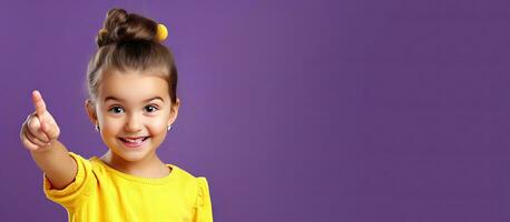 heiter Kind im Gelb Kleid glücklich Punkte beim Copyspace auf lila Hintergrund foto