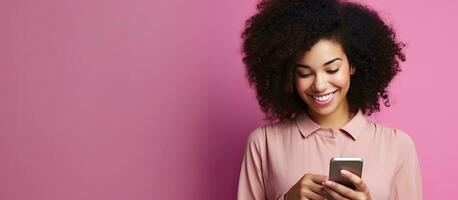 Latina Frau mit afro Haar im ein Pferdeschwanz reden auf Telefon mit leer Hintergrund foto