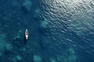 Antenne oben Aussicht von ein Boot auf das Meer Strand, ai generieren foto