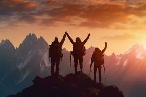 Silhouette von das Mannschaft auf oben von Berg. Führung Konzept, Sonnenuntergang im das Berge, ai generieren foto