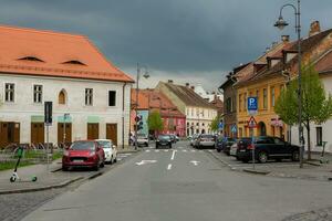 mittelalterlich Straße mit historisch Gebäude im das Herz von Rumänien. sibiu das östlichen europäisch Zitadelle Stadt. Reise im Europa foto