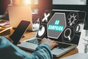 Anzeige Kampagne Konzept, Geschäft Person Arbeiten auf Laptop Computer mit Anzeige Kampagne Symbol auf virtuell Bildschirm. foto