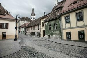 mittelalterlich Straße mit historisch Gebäude im das Herz von Rumänien. sibiu das östlichen europäisch Zitadelle Stadt. Reise im Europa foto