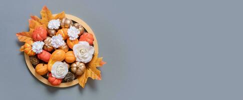 golden Rahmen mit Kürbisse, Rosen und Ahorn Blätter. Herbst minimalistisch ästhetisch Banner mit Kopieren Raum foto