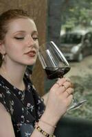 schön jung Frau Trinken rot Wein im Restaurant foto