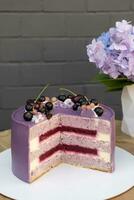 Kuchen mit Lavendel und Johannisbeere Teig auf ein hölzern Cafe Tabelle foto