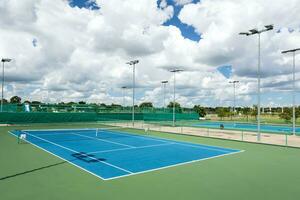 Tennis Gericht draussen zum Ausbildung und Wettbewerb. foto