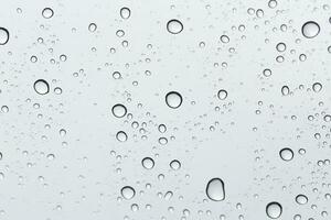 Wasser fallen auf Glas Spiegel Hintergrund. foto