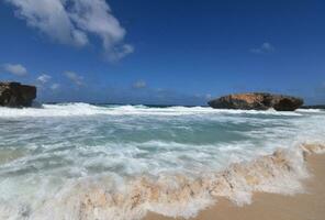 tolle Aussicht von Wellen Stampfen das Ufer im Aruba foto