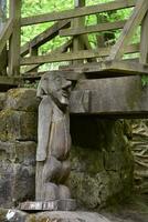 groß geschnitzt hölzern Troll unter das Brücke im Kleinbeck foto